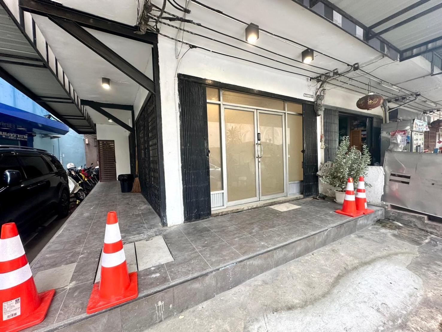 The White Den Chatuchak Банкок Екстериор снимка