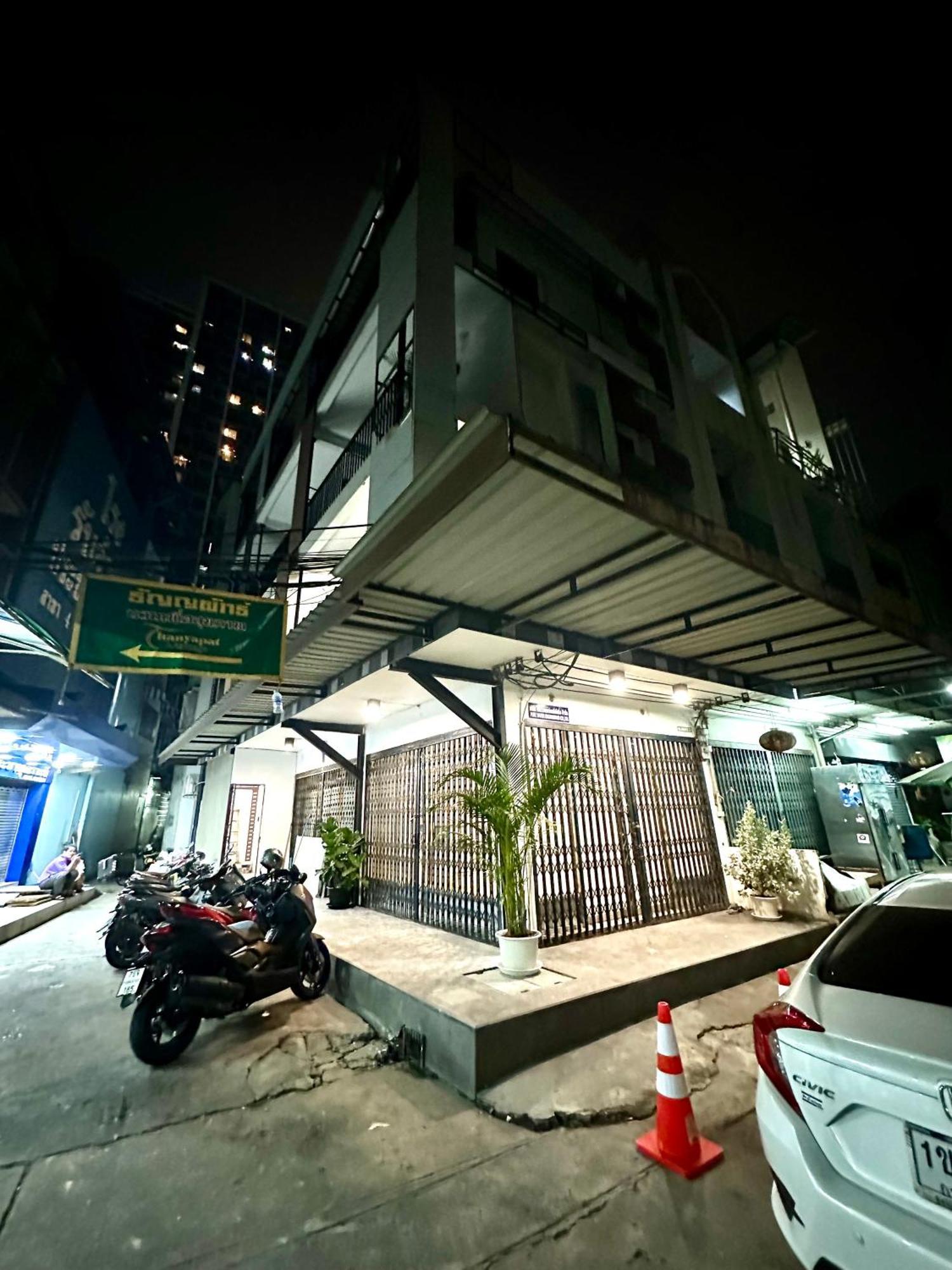 The White Den Chatuchak Банкок Екстериор снимка